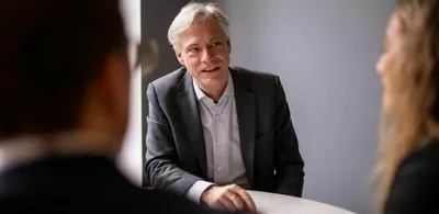 Vegard Lund sitter i møte. Foto