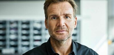 Portrettbilde av en mann som ser inn i kamera. Foto